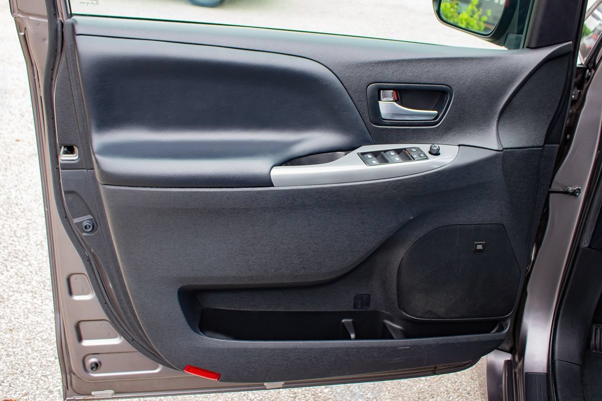 Used 2020 Toyota Sienna SE Premium FWD image 14