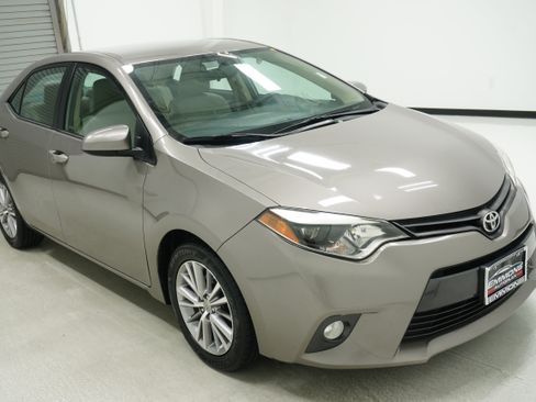 Used 2015 Toyota Corolla LE FWD image 3