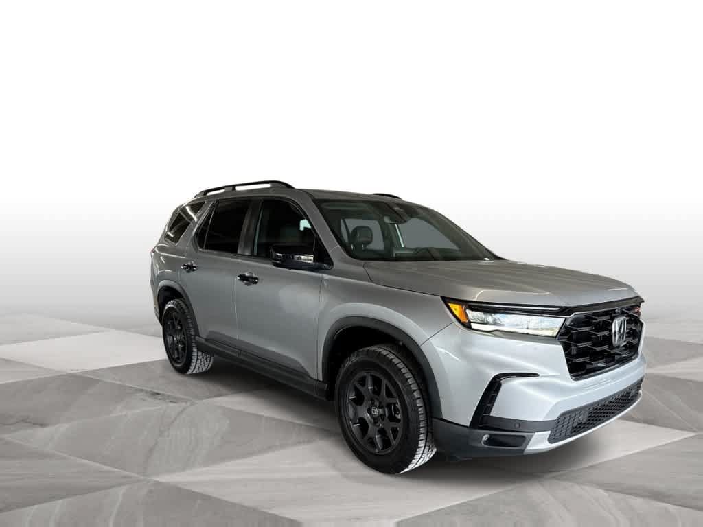 Used 2025 Honda Pilot TrailSport image 2