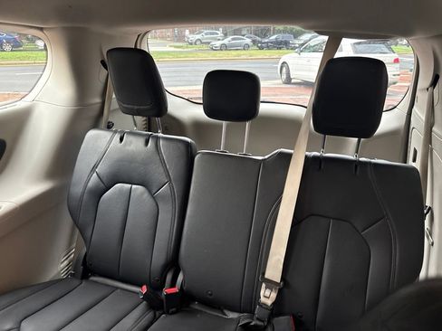 Used 2019 Chrysler Pacifica Touring-L Plus FWD image 11