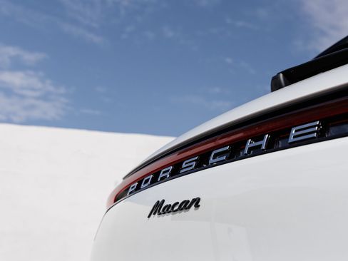 Certified 2026 Porsche Macan AWD/4WD image 12
