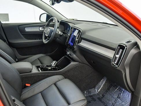 Certified 2025 Volvo XC40 B5 Ultra w/ Climate Package image 16