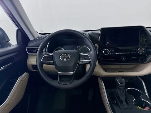 Certified 2025 Toyota Highlander XLE AWD/4WD image 22