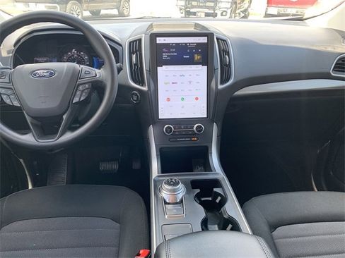 Certified 2024 Ford Edge SE w/ Black Appearance Package image 17