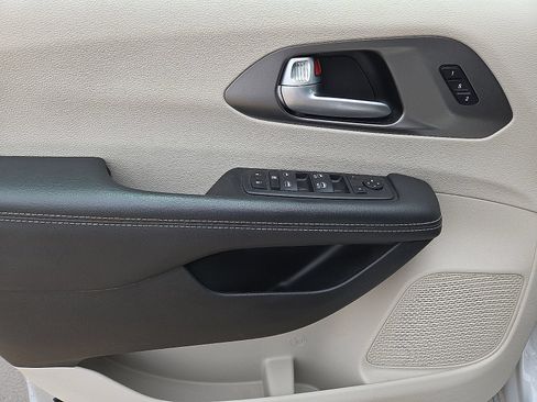 Used 2024 Chrysler Pacifica Touring-L FWD image 20