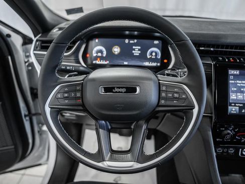 New 2025 Jeep Grand Cherokee Altitude image 28