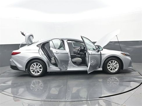 Used 2025 Toyota Camry LE image 33