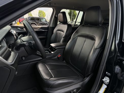 Used 2023 Jeep Grand Cherokee Limited w/ Luxury Tech Group II AWD/4WD image 11