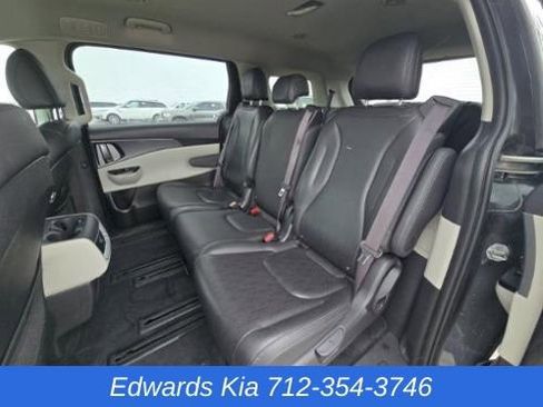 Used 2024 Kia Carnival LX image 8