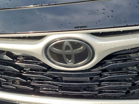Used 2021 Toyota Highlander XLE AWD/4WD image 30