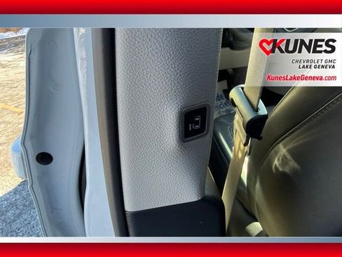 Used 2024 Chrysler Pacifica Select image 16