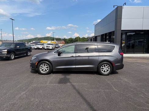 Used 2022 Chrysler Pacifica Touring-L FWD image 6