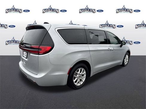 Used 2023 Chrysler Pacifica Touring-L image 5