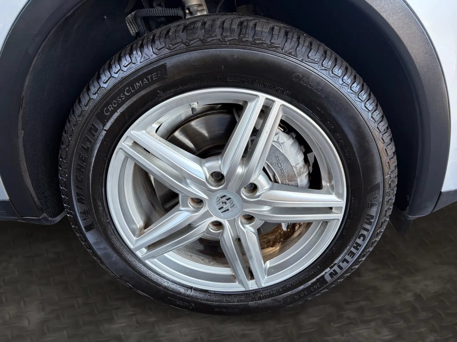 Used 2016 Porsche Cayenne w/ Premium Package AWD/4WD image 37
