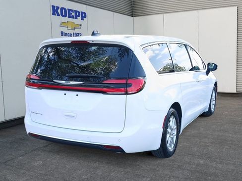 Used 2025 Chrysler Pacifica Select image 5