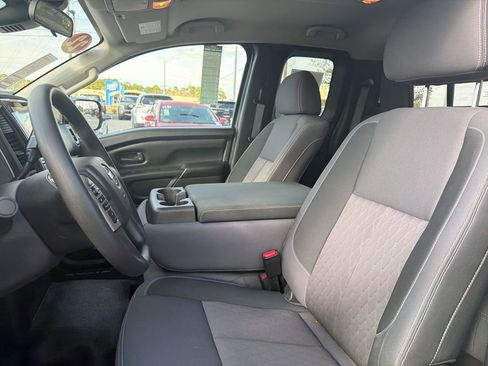 Used 2022 Nissan Titan S image 14