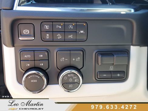 New 2026 Chevrolet Suburban Premier w/ Sun And Tow Package AWD/4WD image 18