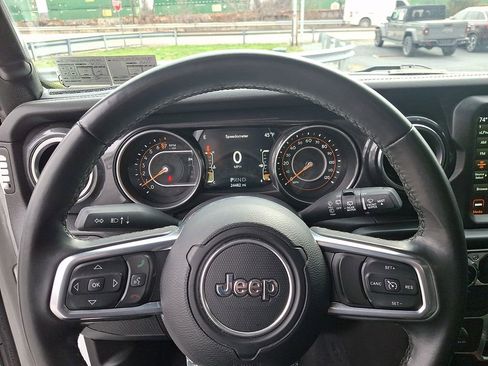 Used 2022 Jeep Wrangler Unlimited Sahara image 19