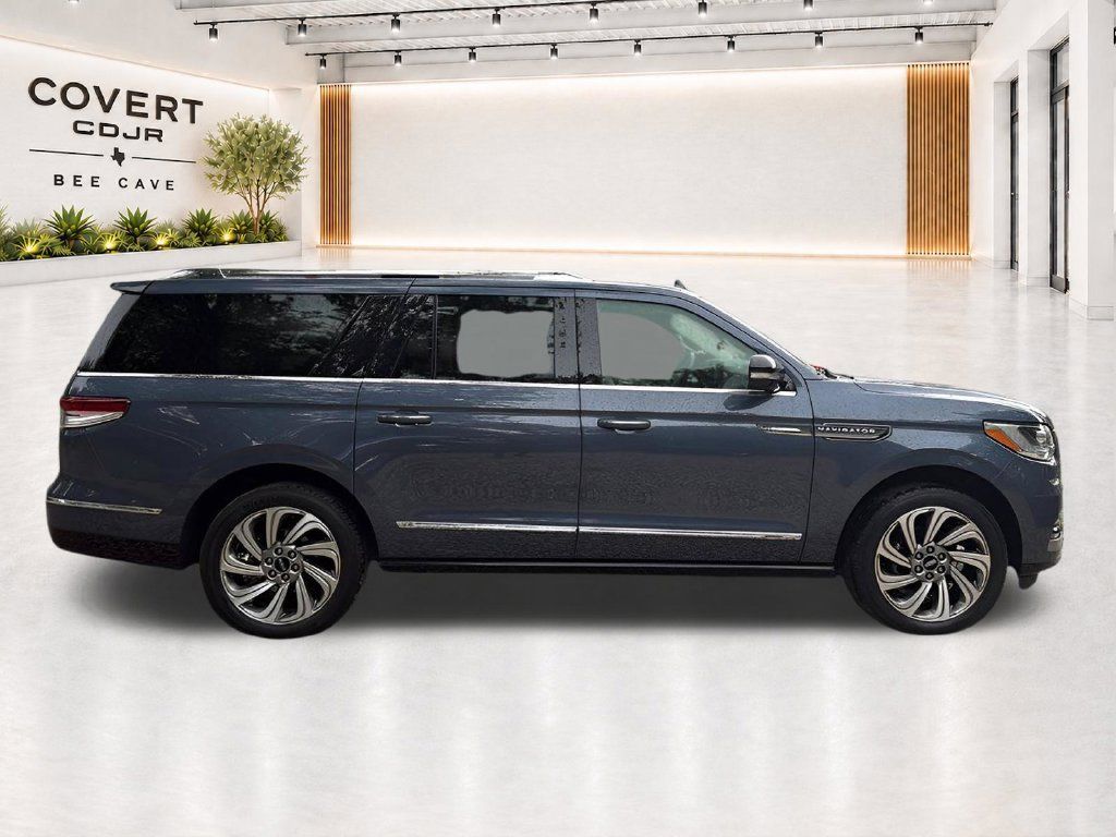 Used 2022 Lincoln Navigator L Reserve RWD image 8