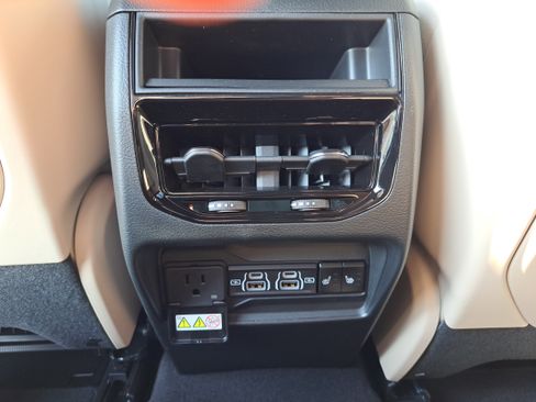 New 2025 Jeep Grand Cherokee Limited w/ Luxury Tech Group II image 12