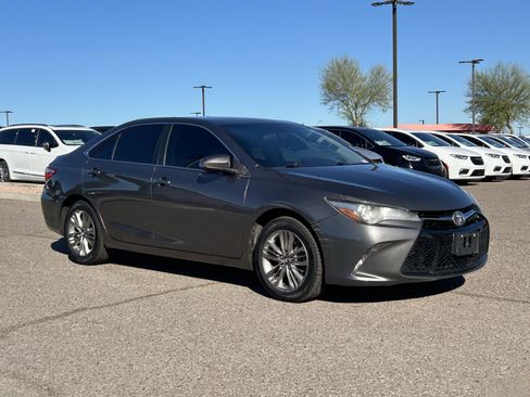 Used 2017 Toyota Camry SE image 6