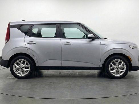 Used 2025 Kia Soul LX w/ LX Technology Package image 11