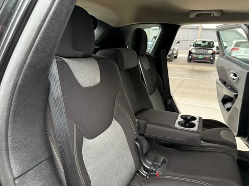 Used 2016 Jeep Cherokee Sport FWD image 18