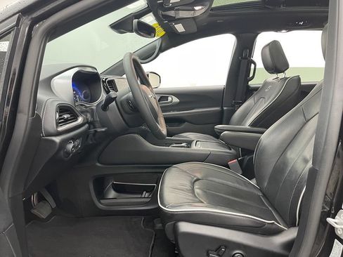Used 2025 Chrysler Pacifica Limited FWD image 19