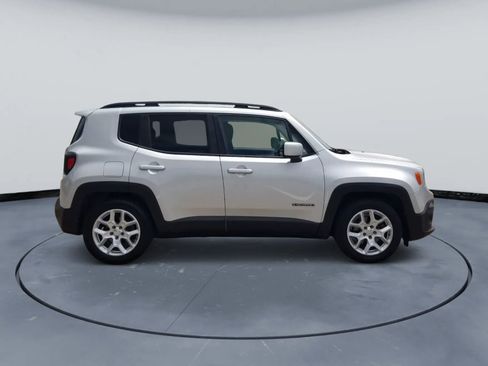 Used 2015 Jeep Renegade Latitude FWD image 4
