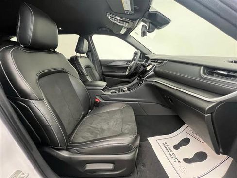 Certified 2024 Jeep Grand Cherokee Altitude image 9