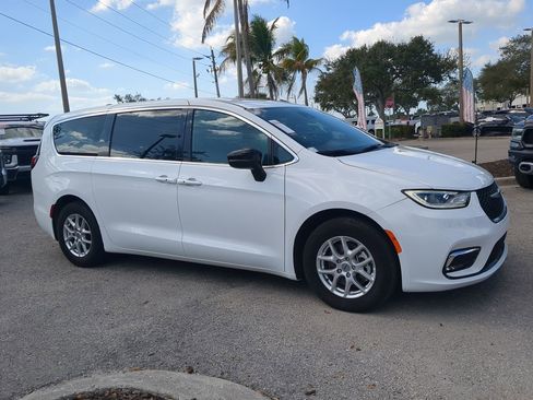Used 2025 Chrysler Pacifica Select image 2