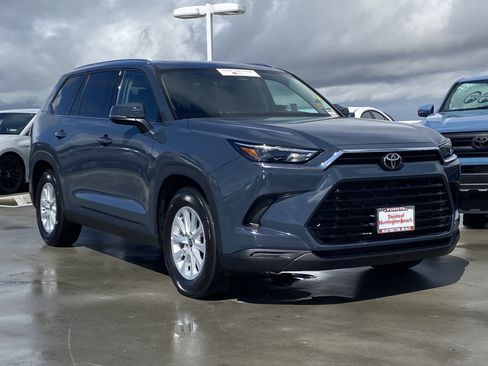 Certified 2025 Toyota Grand Highlander AWD image 2