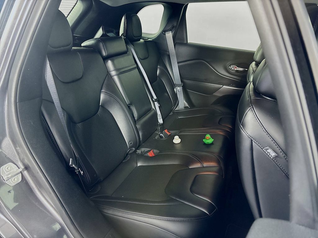 Used 2019 Jeep Cherokee Latitude Plus FWD image 25