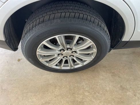 Used 2017 Cadillac XT5 Luxury w/ Driver Awareness Package FWD image 11