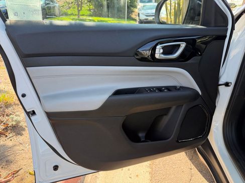 Used 2025 Jeep Compass Limited image 20