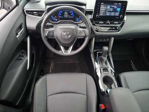 Used 2022 Toyota Corolla Cross XLE w/ Convenience Package image 11