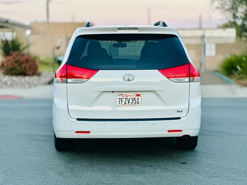 Used 2014 Toyota Sienna XLE w/ XLE Premium Package FWD image 4