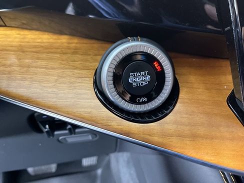 Used 2022 Jeep Grand Wagoneer Series III w/ Rear Seat Video Group 1 image 32