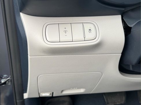 Used 2025 Hyundai Venue Limited image 17