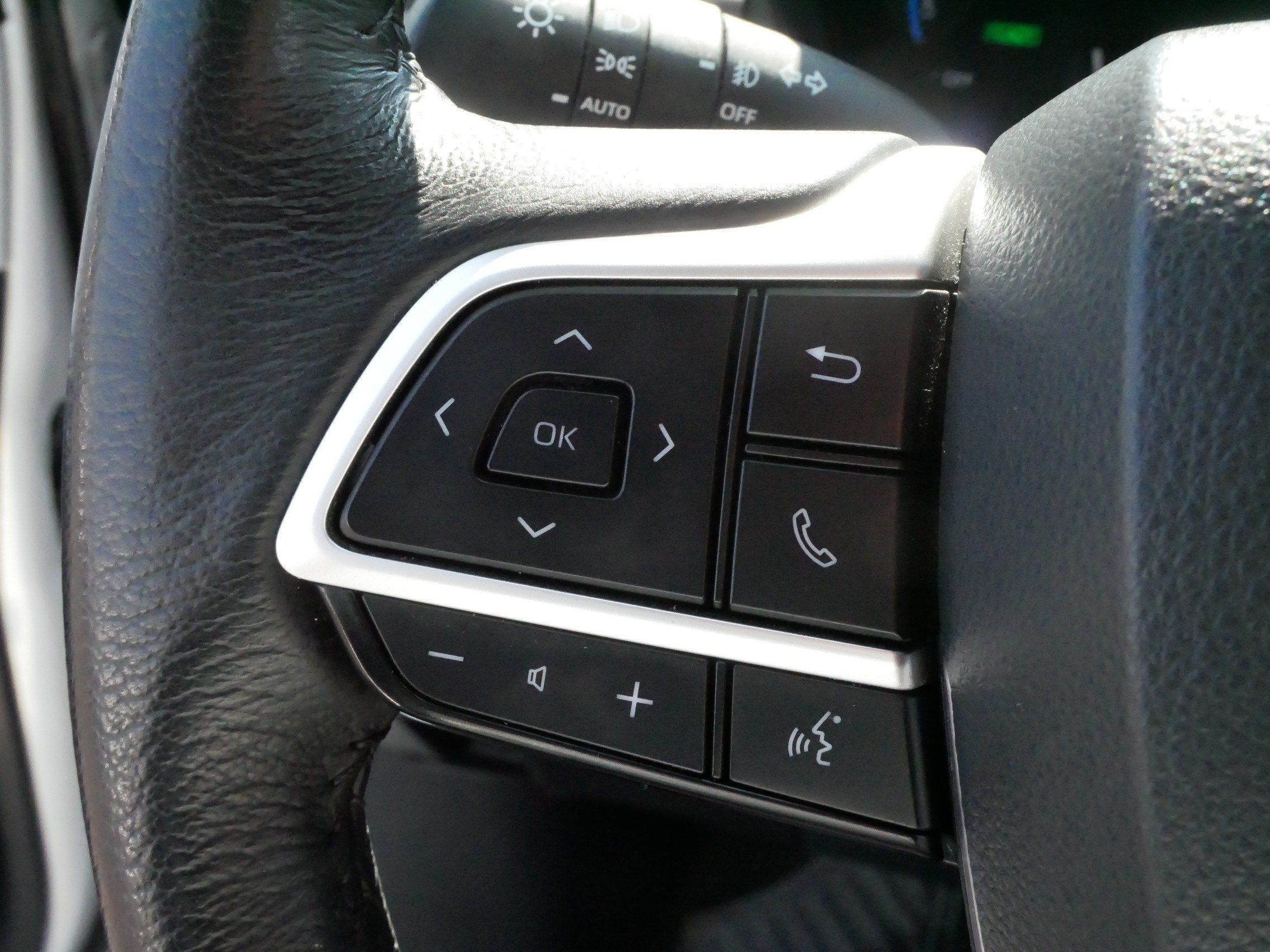 Certified 2025 Toyota Sienna XLE FWD image 25
