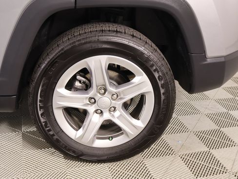 Used 2024 Jeep Compass Latitude AWD/4WD image 16