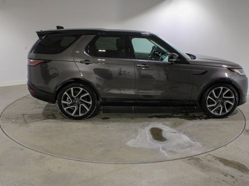 Used 2025 Land Rover Discovery Dynamic SE image 6