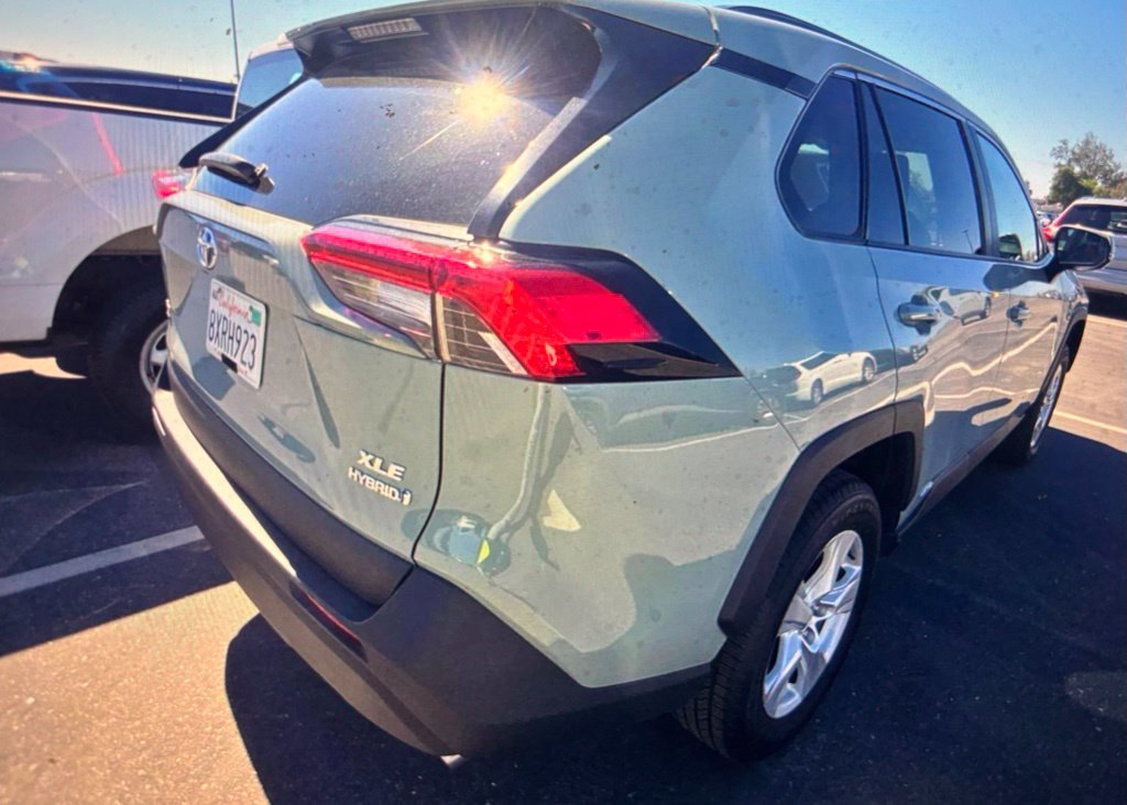 Used 2021 Toyota RAV4 XLE AWD/4WD image 2