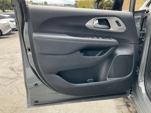 Used 2023 Chrysler Pacifica Limited w/ S Appearance Package FWD image 21