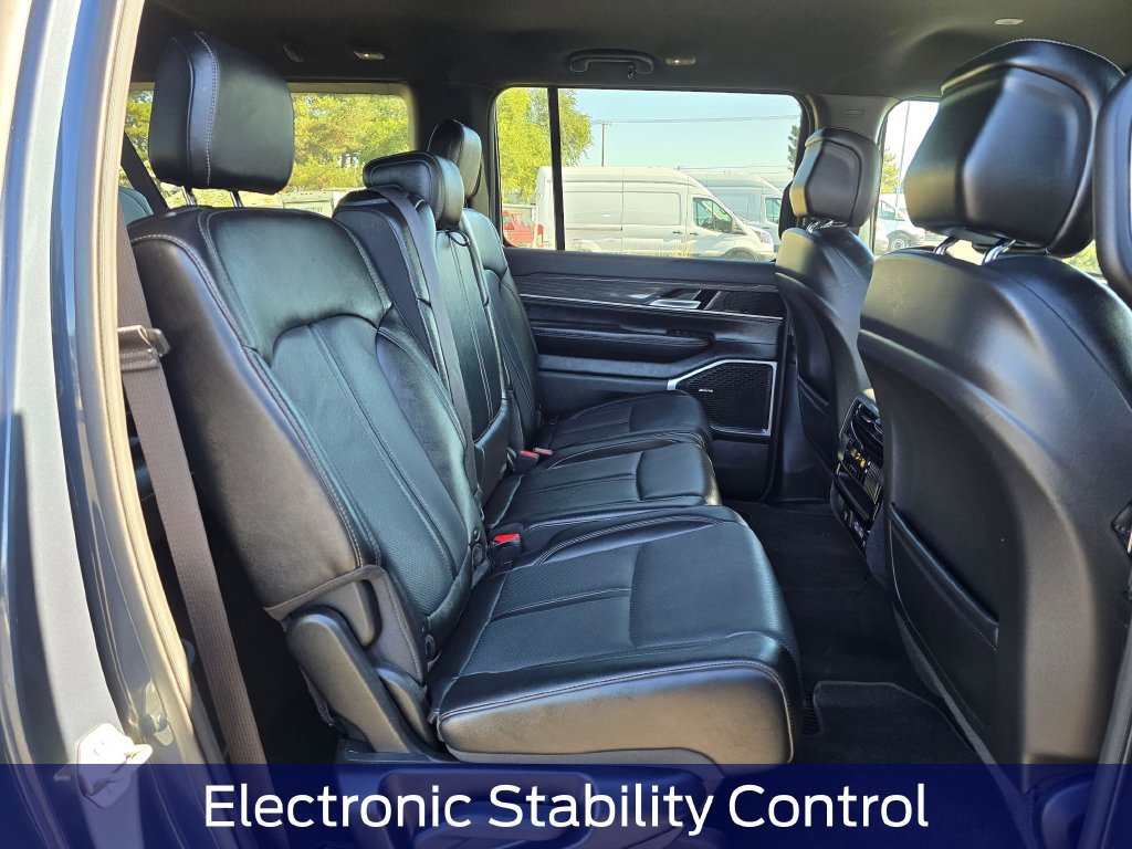 Used 2024 Jeep Wagoneer L Series II w/ Flexible Seating Group AWD/4WD image 15