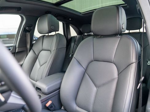 Certified 2025 Porsche Macan image 5