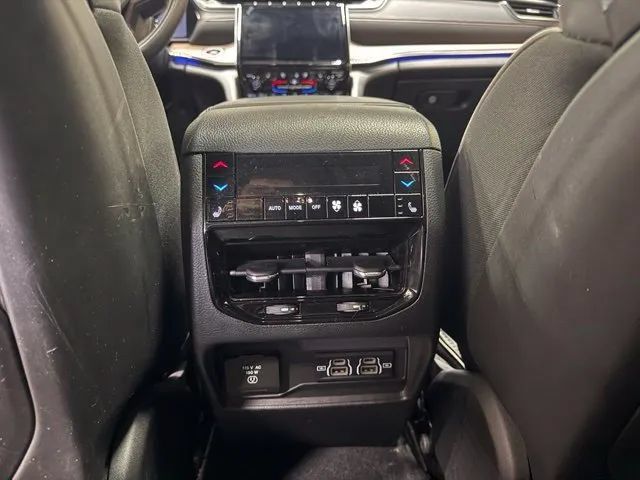Used 2025 Jeep Grand Cherokee Summit w/ Obsidian Package AWD/4WD image 22
