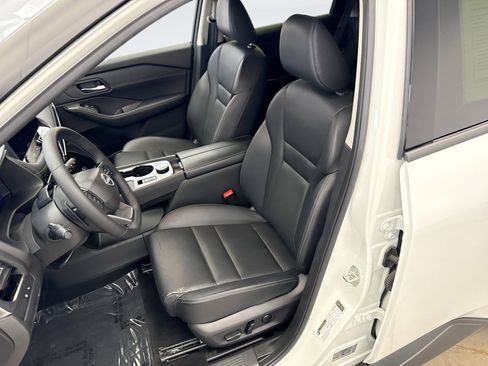 Used 2025 Nissan Rogue SL w/ Tech Package image 11