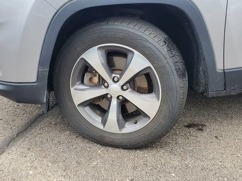 Used 2019 Jeep Cherokee Limited AWD/4WD image 4