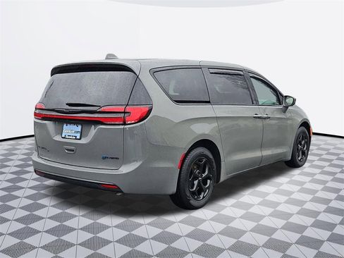 Used 2022 Chrysler Pacifica Touring-L w/ S Appearance Package image 6